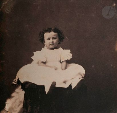 null Photographe non identifié 
Petite fille en robe, c. 1850. 
Épreuve sur papier...