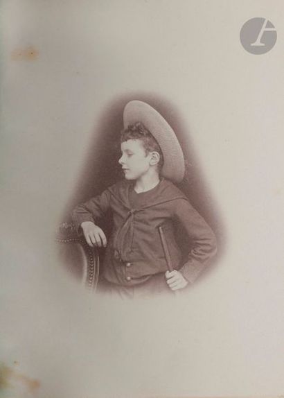 null Photographe non identifié 
Garçon au chapeau tenant un fusil, c. 1900. 
Épreuve...