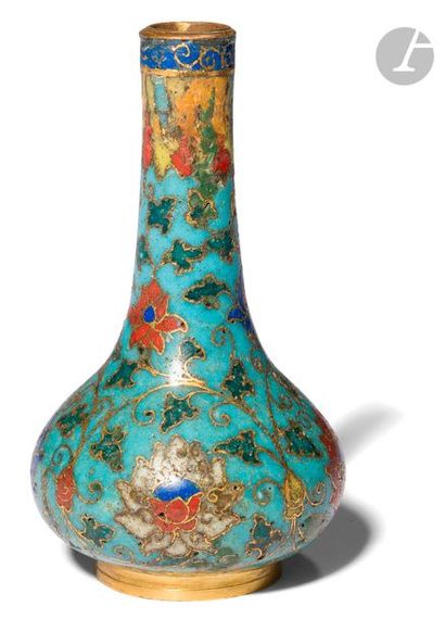 null CHINE - XIXe siècle
Petit vase piriforme en bronze et émaux cloisonnés polychromes...