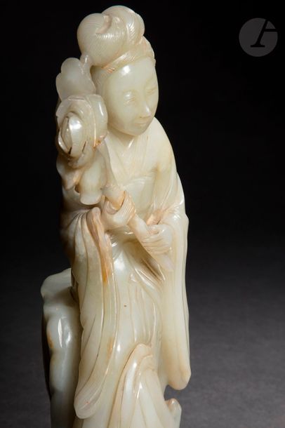 null CHINE - XIXe siècle
Statuette en néphrite sculptée de jeune femme assise sur...