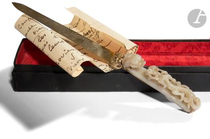 null CHINE - XIXe siècle
Coupe-papier en laiton, le manche agrémenté d’une fibule...