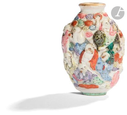 null CHINE - XIXe siècle
Flacon tabatière en porcelaine moulée à décor émaillé polychrome...