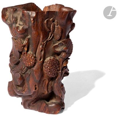 null CHINE - XIXe siècle
Porte-pinceaux en bois de santal formant tronc à décor sculpté...