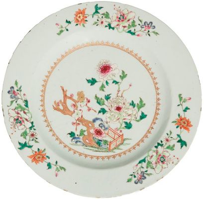 null CHINE - XVIIIe siècle
Paire de plats ronds en porcelaine émaillée polychrome...