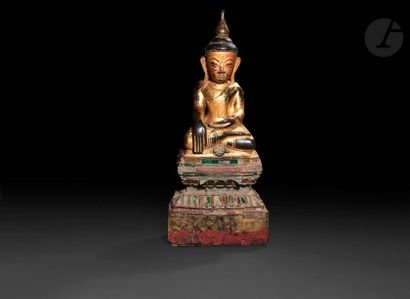 null BIRMANIE - XIXe siècle
Statuette en bois laqué or de bouddha assis en padmasana...