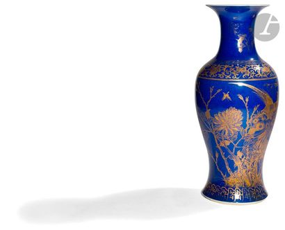null CHINE - XIXe siècle
Vase balustre en porcelaine émaillée bleu poudré à décor...