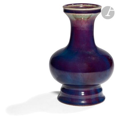null CHINE - XIXe siècle Vase à panse basse sur piédouche en porcelaine émaillée...