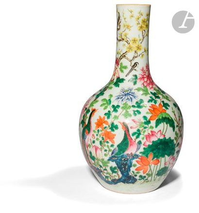 null CHINE - XIXe siècle
Vase en porcelaine émaillée polychrome à décor de phénix...
