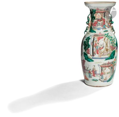 null CHINE - XIXe siècle
Vase balustre en porcelaine émaillée polychrome dans le...