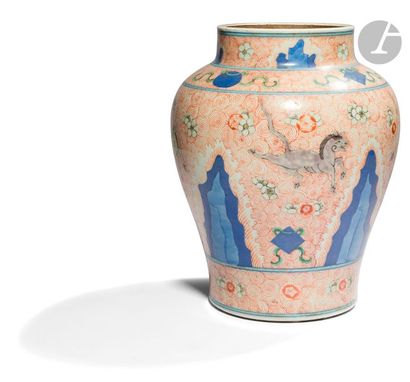 null CHINE - XIXe siècle 
Potiche balustre en porcelaine émaillée polychrome à décor...