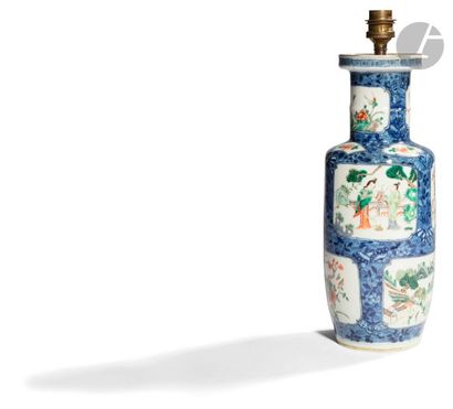 null CHINE - XIXe siècle
Vase rouleau en porcelaine émaillée polychrome dans le style...