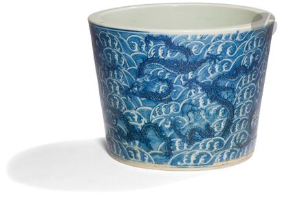 null CHINE - XIXe siècle
Cache-pot en porcelaine bleu blanc à décor de dragons dans...