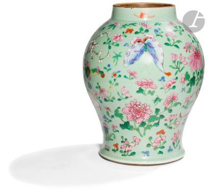 null CHINE, Canton - XIXe siècle
Vase balustre en porcelaine émaillée polychrome...