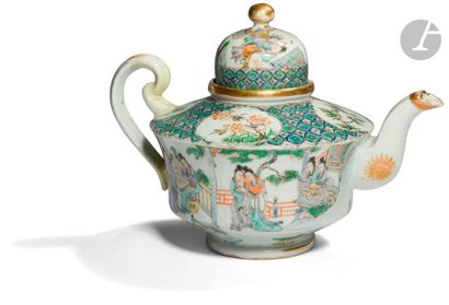 null CHINE, Canton - XIXe siècle
Théière en porcelaine émaillée polychrome et or...