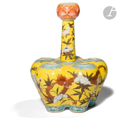 null CHINE - Fin XIXe siècle
Vase pique-fleurs, le col en gousse d’ail formant fleur...