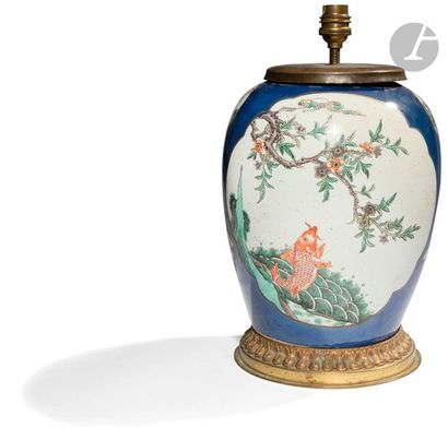 null CHINE - Fin XIXe siècle
Vase en porcelaine blanche à décor polychrome en bleu...