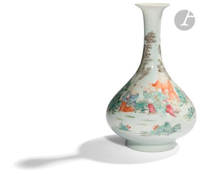 null CHINE - Époque de la République - MINGUO (1912 - 1949)
Vase bouteille en porcelaine...