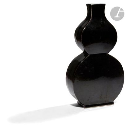 null CHINE - XXe siècle
Vase double gourde aplati à col ouvert en porcelaine émaillée...