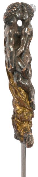  Dague de prostituée en bronze à deux patines figurant un couple enlacé sur un brasier,...