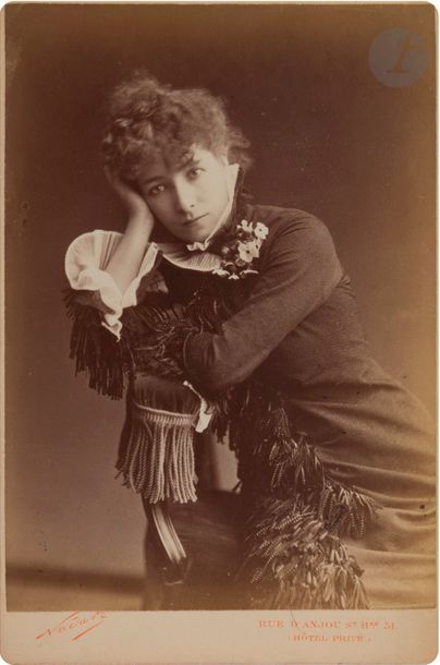  BERNHARDT (Sarah). 2 photographies de l’actrice Sarah Bernhardt, épreuves sur papier...
