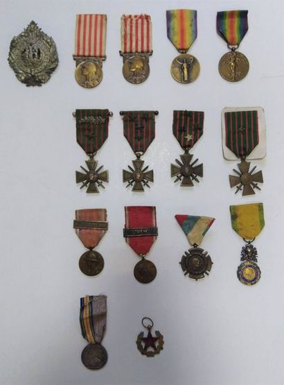 null Ensemble comprenant :
- Quatre croix de guerre en bronze, trois (1914-1918)...