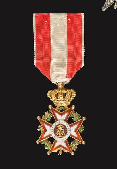 null MONACO 
Ordre de Saint Charles 
Croix de chevalier, en or et émail (éclats)....
