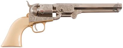 null Revolver Colt Navy 1851. 
Finition argentée et dorée, gravée de rinceaux. Barillet...