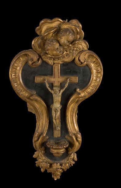 null Tableau crucifix en bois sculpté, polychromé et doré avec bénitier à la partie...