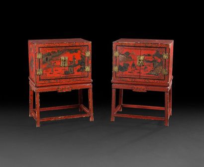 null Paire de cabinets en laque rouge ouvrant à deux vantaux, à décor de scènes chinoises,...
