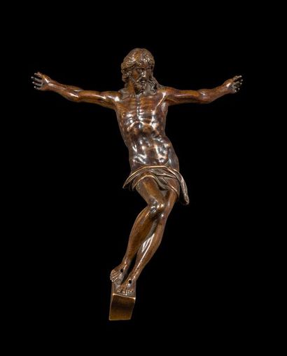 null Christ en bronze à patine brune, corps en torsion, tête tournée sur le côté...