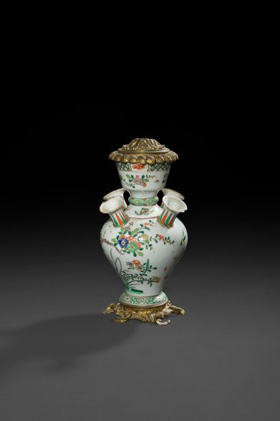 null Vase d'ornement formant pique-fleurs en porcelaine imitant la porcelaine de...