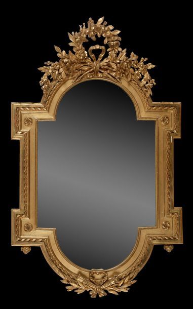 null Miroir en bois doré à double échancrement, à décor de noeuds de ruban et rosaces...