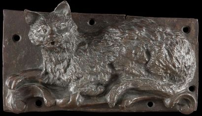 null Plaque en fonte de fer en fort relief à décor d'un chat allongé sur un rinceau...
