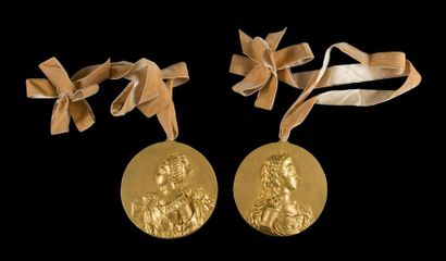 null Deux médaillons en bronze doré d'après Jean-Baptiste Nini représentant la comtesse...