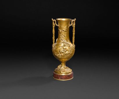 null Vase en bronze doré de forme balustre à décor en relief d'un musicien et d'une...