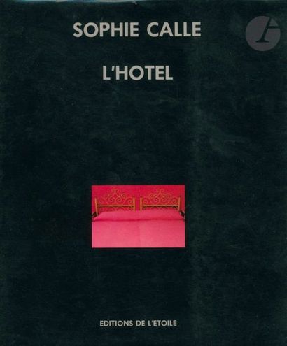  CALLE, SOPHIE (1953) L’hôtel. Éditions de l’Etoile, 1984. In-8 (21 x 19 cm). Édition...