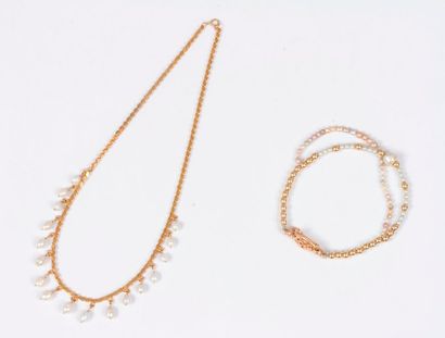 null Lot de deux bijoux en or 18K (750) comprenant : un collier agrémenté de perles...