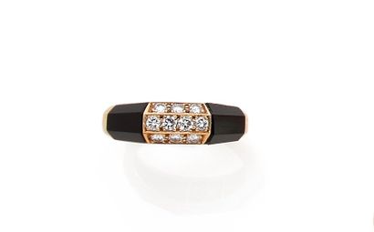 null MAPPIN & WEBB. Bague en or 18K (750), centrée de diamants ronds épaulés d'onyx....