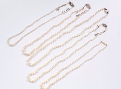 null Lot de 5 colliers de perles de culture dont deux avec fermoirs en or 18K (750),...