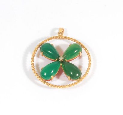 null Pendentif en or 18K (750) cordé, orné d'un trèfle serti d'un côté de chrysoprases...