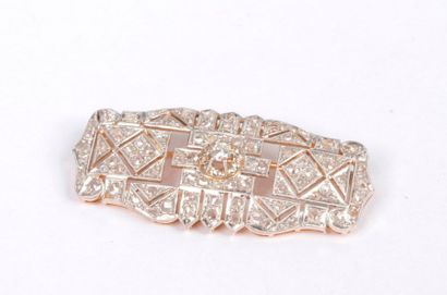 null Broche en or 18K (750) repercé de motifs géométriques imbriqués sertis de diamants...