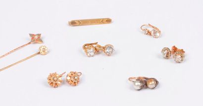 null Lot de bijoux en or 18K (750) comprenant : une paire de boucles d'oreilles ornées...