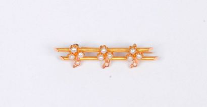 null Petite broche en or 18K (750), ornée de trois trèfles agrémentés de petites...