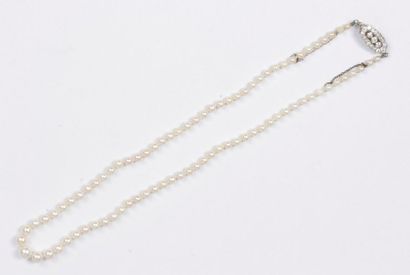 null Collier de perles de culture en chute, fermoir en or gris 18K (750) serti de...