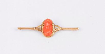 null Broche en or 18K (750), ornée d'un camée en corail sculpté d'un personnage en...