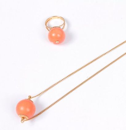 null Lot de deux bijoux en or 18K (750) comprenant : un collier orné d'une boule...