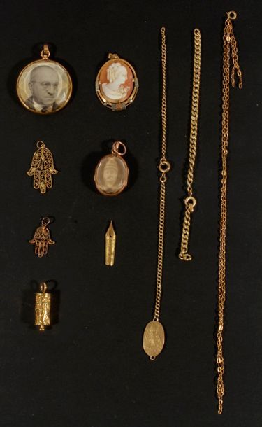 null Lot de bijoux en or composé d'1 main de Fatima, 1 plume, 1 gourmette et 2 chaînes...