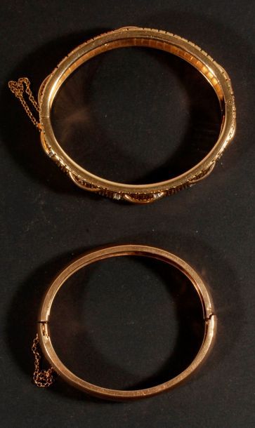 null Lot de deux bracelets jonc en or : 
- Bracelet jonc en or. Poids : 12,9 g
-...