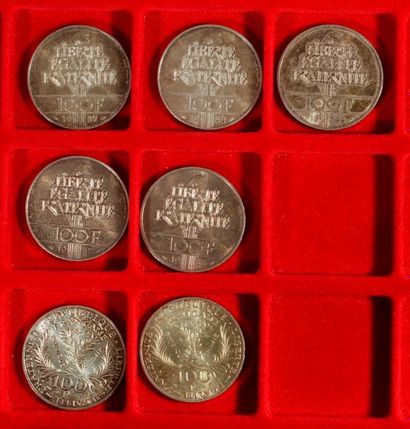 null 7 pièces de 100 Francs commémoratives, en argent:
- Marie Curie, 1984 (2)
-...