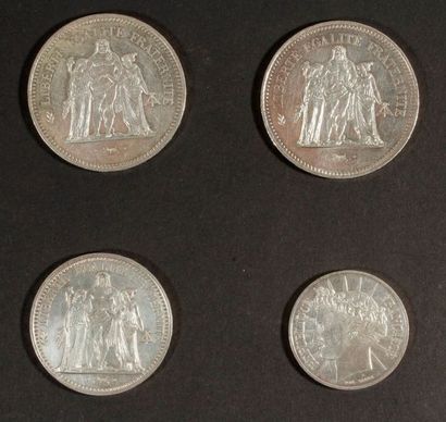null Lot de 4 pièces en argent , françaises:
- 2 pièces de 50 Francs 1975 et 1977
-...